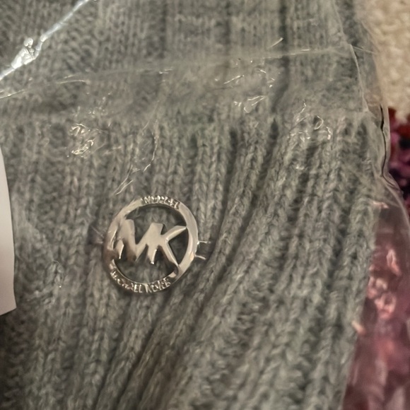 NWT Michael Kors Gray Pom Beanie - Picture 5 of 6